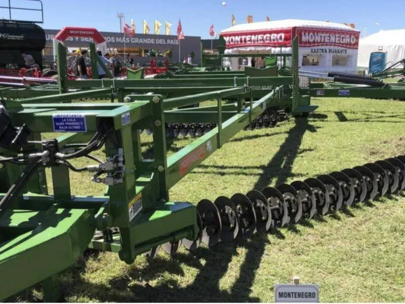 Rastra Diamante frente al stand de Montenegro en una exposición