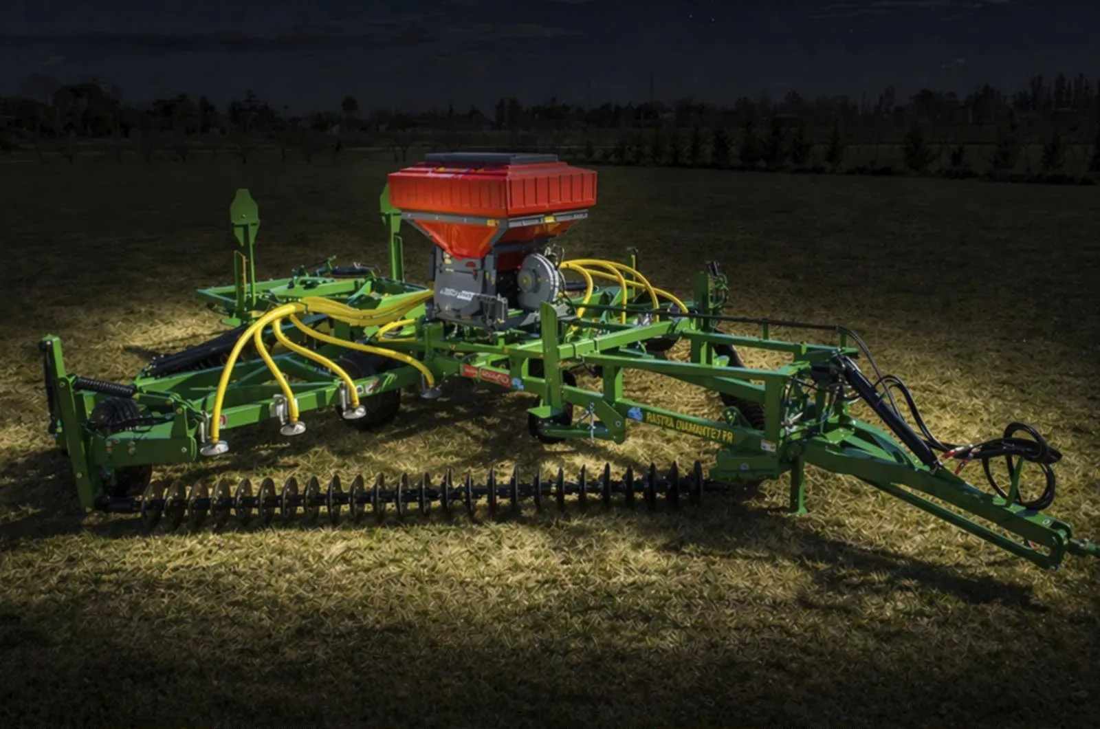 Rastra Diamante Evolution III con Air Drill iluminada de noche en el lote