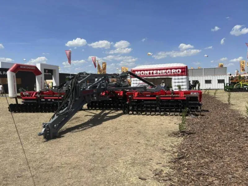 Equipos Montenegro frente al stand de la marca en una muestra