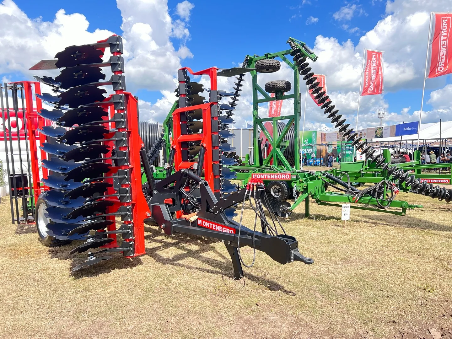 Equipos Montenegro y Rastra Diamante en el stand de Expoagro